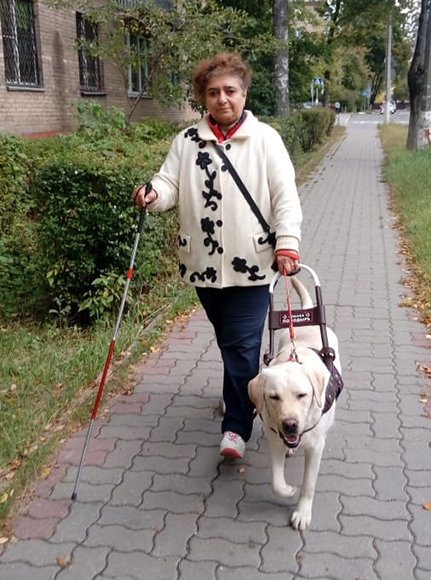 Собака-проводник с хозяином