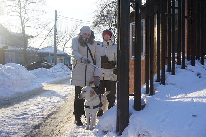 Юля и Ника. Поводырь и незрячий человек